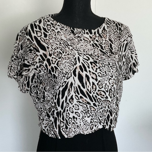 Tops - Black & white Leopard print crop top